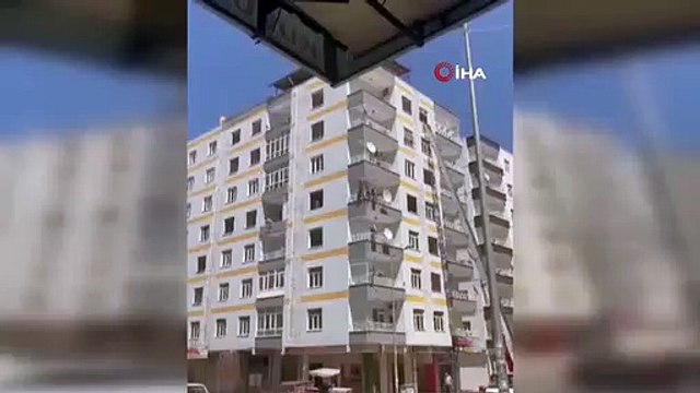 Travail dangereux des ferrailleurs： Ils ont démantelé leur vie dans des bâtiments fortement endommagés.