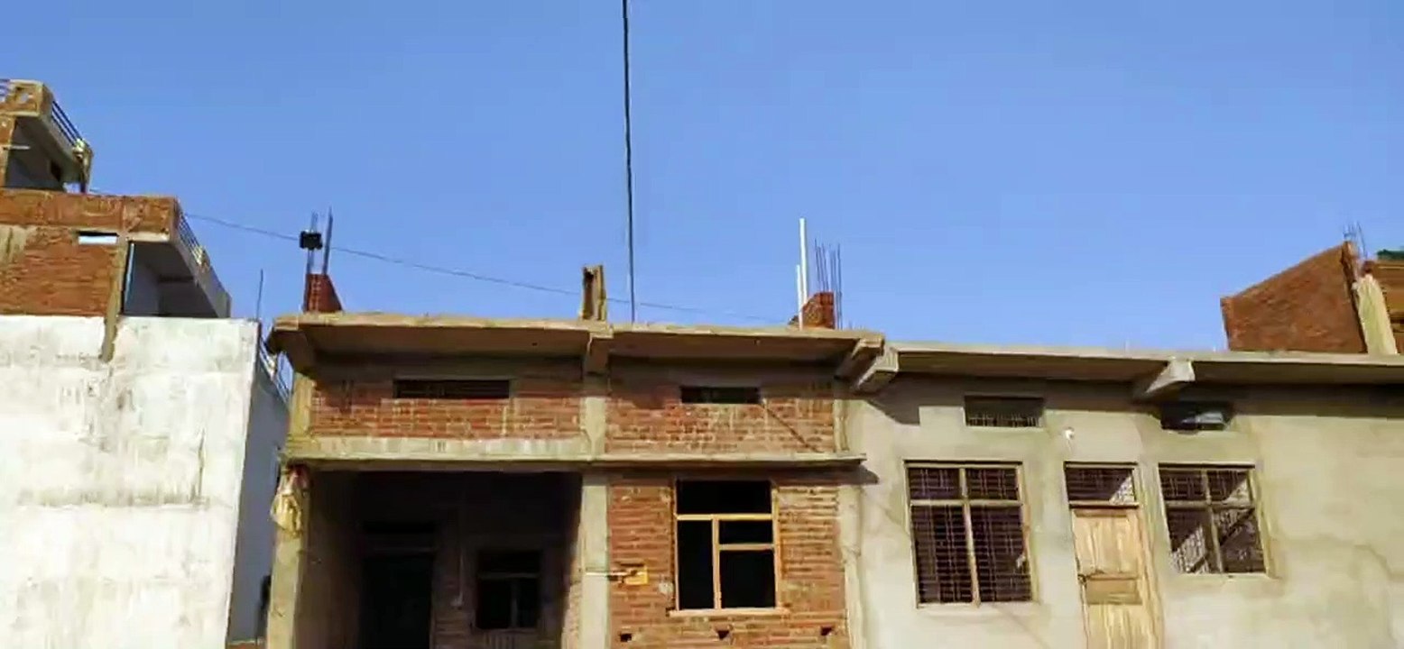 घरों के ऊपर निकली 440 केवी बिजली लाइन व पोल को...