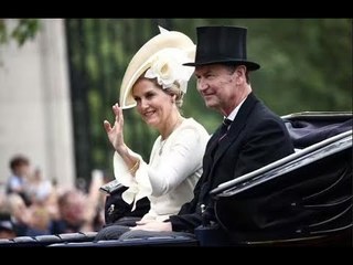 Sophie ha un aspetto glamour con un abito color crema Beulah London da £ 695 per Trooping the Colour