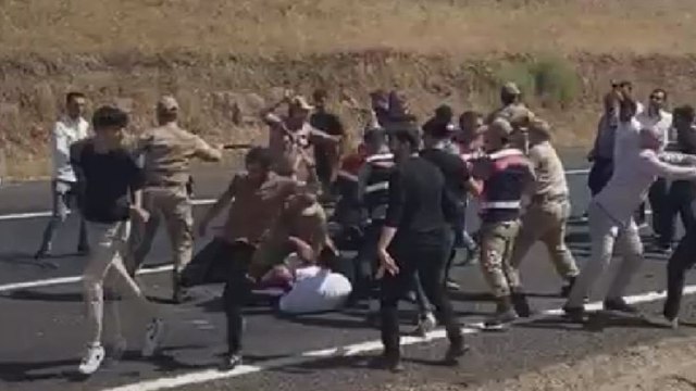 Yolu trafiğe kapattı, linç edilmekten jandarma kurtardı