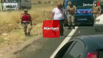 Yolu trafiğe kapattı, linç edilmekten jandarma kurtardı! O anlar kamerada