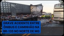 Grave acidente entre ônibus e carreta deixa mortos e feridos na BR-135, no Norte de Minas