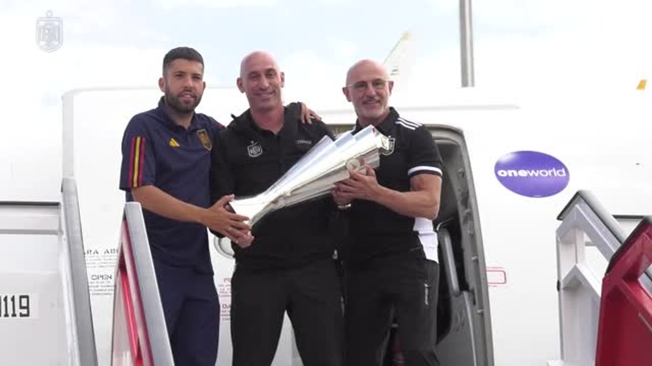 Mit Pokal in der Hand: Furia Roja wieder zu Hause