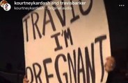コートニー・カーダシアン、夫トラヴィス・バーカーのライブ中に妊娠を発表