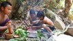 Sườn cây nướng chấm muối ớt cùng hai cậu nhóc ở trong rừng Survival in the rainforest - Cooking pork rib and eating delicious