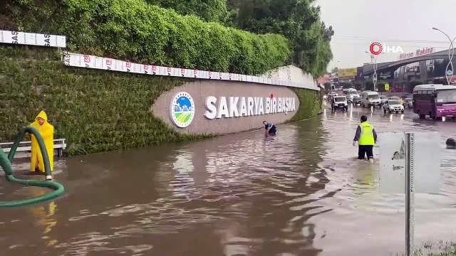 Routes de fortes pluies inondées à Sakarya
