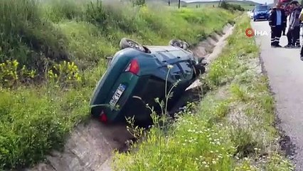 Çorum'da Otomobil Şarampole Devrildi: 2 Yaralı