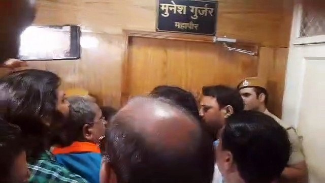 भाजपा का सवाल...महापौर इस्तीफा दे चुकीं तो फिर धरना कार्यालय में क्यों?