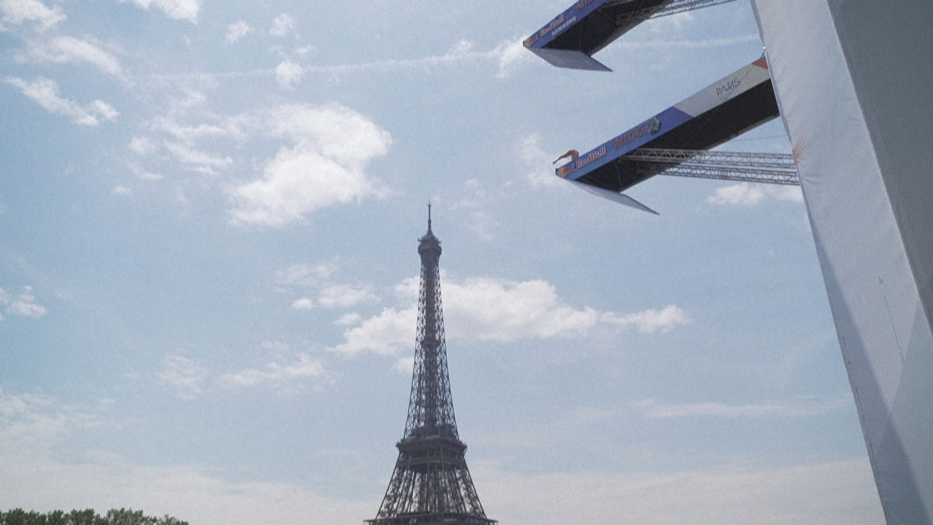 Avant les JO 2024, plongeons vertigineux devant la Tour Eiffel - Vidéo  Dailymotion