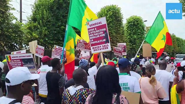 Manifestation à Mantes-la-Jolie contre le président du Sénégal Macky Sall
