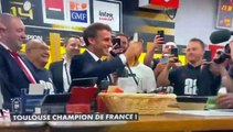 Le Président Macron boit une bière d'un coup après la finale du Top 14, dans le vestiaire toulousain