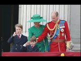 El príncipe Louis 'muestra niveles de impaciencia' en el balcón del Palacio de Buckingham con un ges