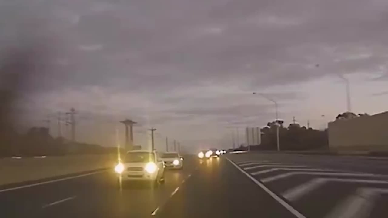 Shocking high speed car flip in Australia caught on dashcam - Vídeo ...
