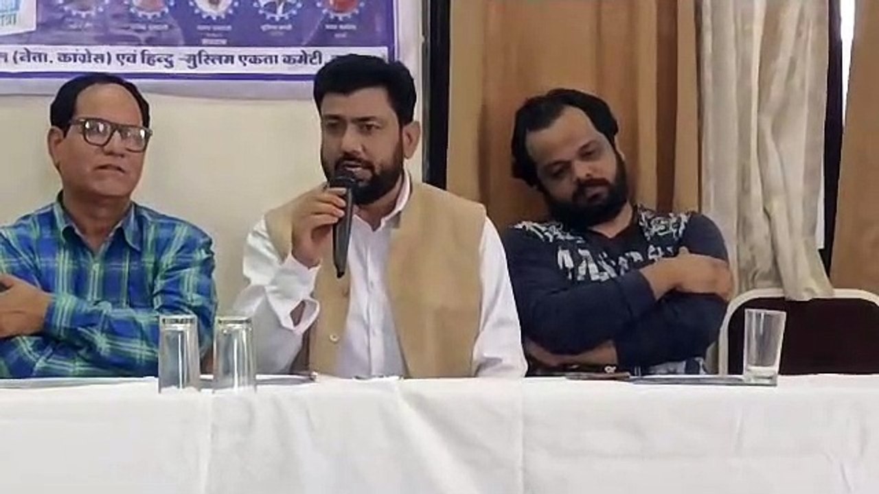 हरदा में कवि सम्मेलन में मुशायरे में शामिल होने आए कवि शायर