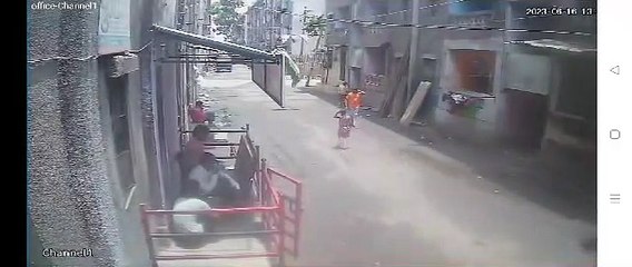 SURAT VIDEO/ तेज हवा से पानी की टंकी उड़कर युवक पर गिरी