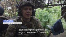 Près de Bakhmout, des soldats ukrainiens tirent en direction des positions russes