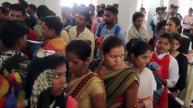 बेरोजगारों से 250 रुपए लेकर कंपनी ने बांटे नियुक्ति पत्र