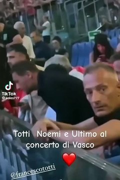 Ultimo, Totti e Noemi Bocchi al concerto di Vasco