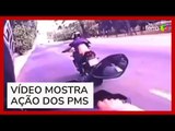 Policial sobe em calçada em alta velocidade durante perseguição a motociclista em Goiás