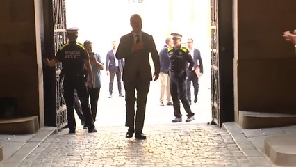 Collboni recibido entre aplausos a su llegada al ayuntamiento de Barcelona