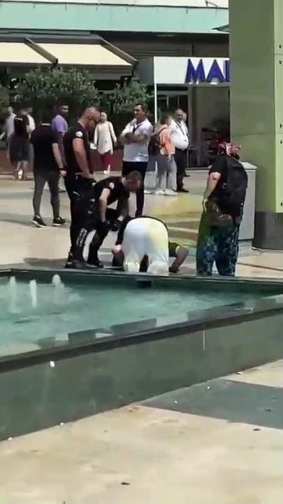Antalya'da polislerin gözaltına almak istediği kişi AVM'de namaz kılmaya başladı