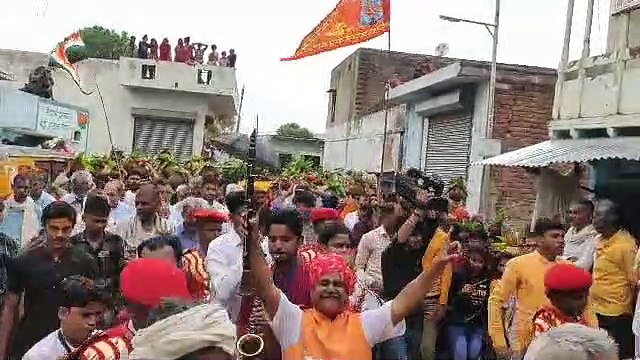 रिमझिम बारिश के बीच गूंजे जयकारे.... देव प्रतिमाओं की निकाली शोभायात्रा, कलश यात्रा में झलकी श्रद्धा