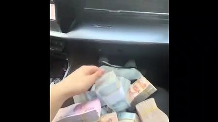 Nazar boncuklu bileklik satan kişi, balya balya para kazandı