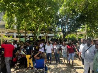 Mobilisation devant la mairie de Pointe-à-Pitre