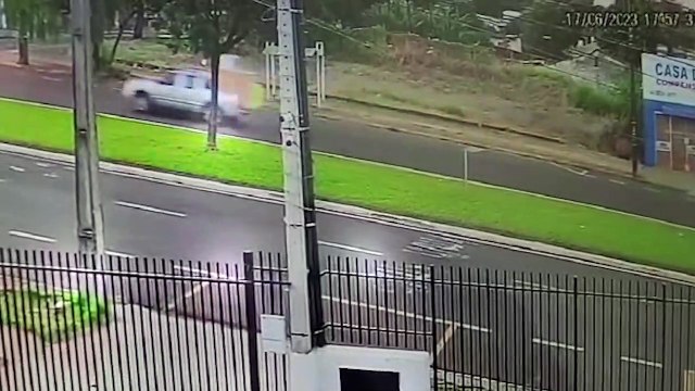 Vídeo mostra acidente que matou mulher na região; geladeira a atingiu