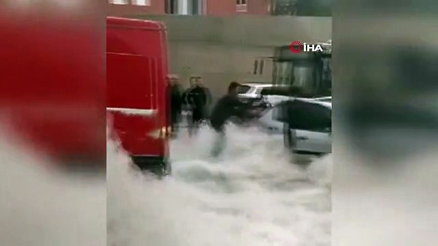 Selin ortasında aracının altında kalan vatandaşı kurtarma mücadelesi kamerada...Sel sularının şiddetini araçlarıyla kesmeye çalıştılar