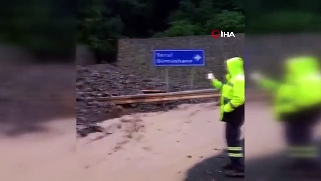 Trabzon-Gümüşhane karayolu sel suları nedeniyle ulaşıma kapandı