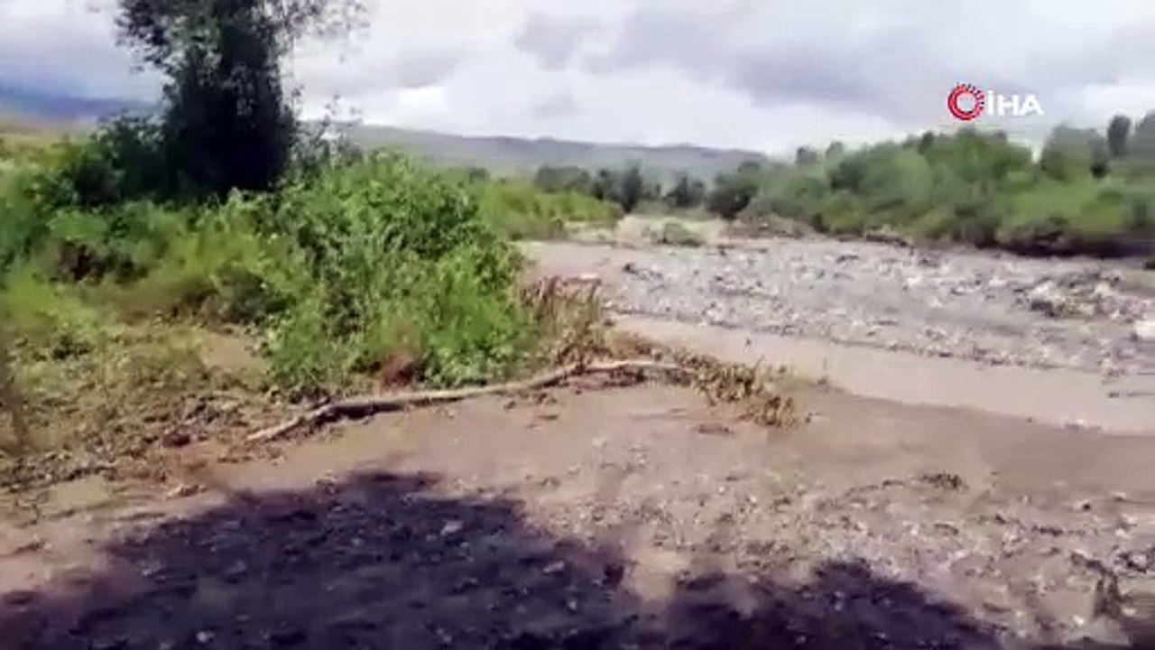 Şiddetli sağanak hayatı felç etti, tarım arazileri zarar gördü