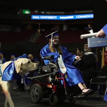 Dostunun yanında tüm derslere giren yardımcı köpek Justin’de mezun olmuş
