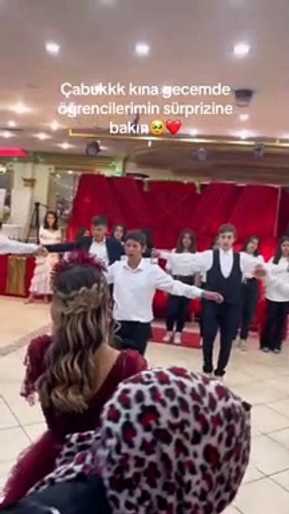Öğretmenlerinin kına gecesinde sürpriz folklor gösterisi yapan öğrenciler 