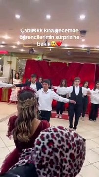Öğretmenlerinin kına gecesinde sürpriz folklor gösterisi yapan öğrenciler