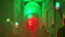 La prima serata del gioco di luci sotto il portico di San Luca: il video