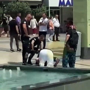 Gözaltına alınacağını anlayınca namaza durdu! İlginç görüntü...