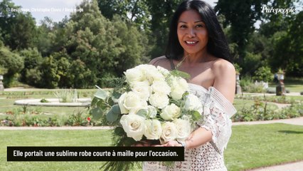 Download Video: Anggun en robe très courte crochetée et épaules dénudées, aussi belle qu'une fleur !