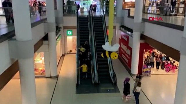 Zeytinburnu'nda AVM'nin yürüyen merdiveninden düşen kadın hastaneye kaldırıldı