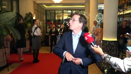 Ya no se esconden: los cariñosos gestos que Almeida y su novia no pueden disimular