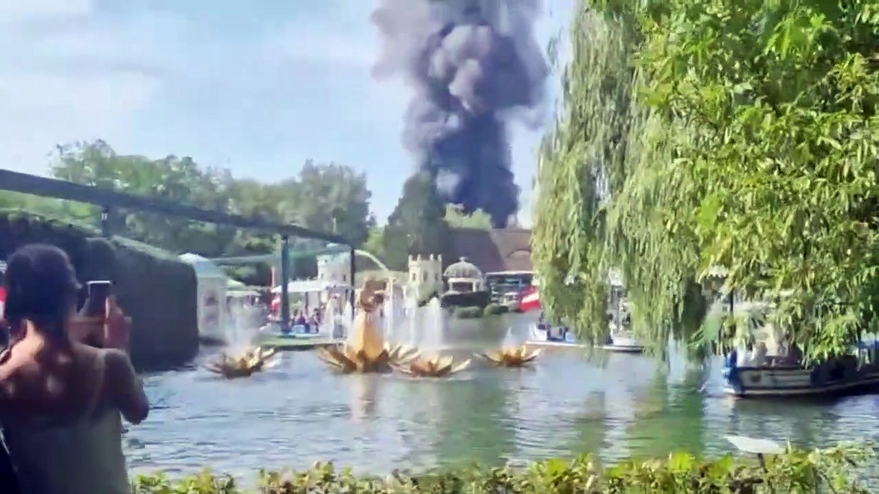 Un incendie s'est déclaré dans le plus grand parc d'attractions d'Allemagne, 25 000 personnes ont été évacuées