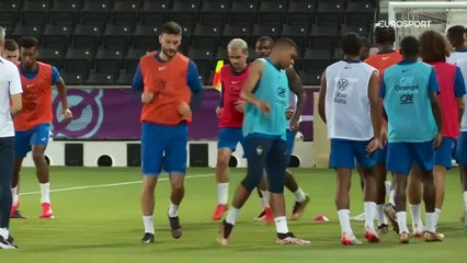 Mbappé et Giroud souriants, Griezmann et Varane appliqués : la vie des Bleus sans Benzema