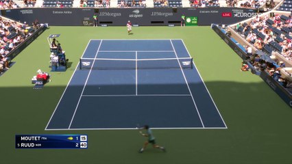 Ruud a régalé le Arthur-Ashe : son coup à la "Federer" en contournant le filet