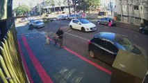 Ladrão estoura vidro de carro para furtar, no Centro