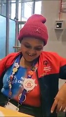 Ella comparte contigo la historia de su generosidad, un acto que conmovió a un público diverso proveniente de diferentes partes del mundo