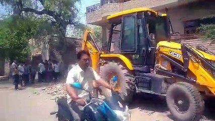 नाली से हटाए रैम्प, सीढि़यां, कार्रवाई का विरोध, देखें वीडियो