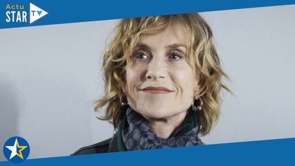 Isabelle Huppert : Son petit-fils Gabriel, cheveux longs et look très décontracté, fait le show à Ca