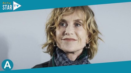 Isabelle Huppert : Son petit-fils Gabriel, cheveux longs et look très décontracté, fait le show à Ca