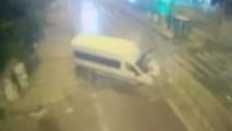 Servis minibüsü duvara çarptı; kaza anı kamerada