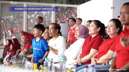 Momen Jokowi Turun Lapangan dan Salami Pemain Indonesia Usai Pertandingan